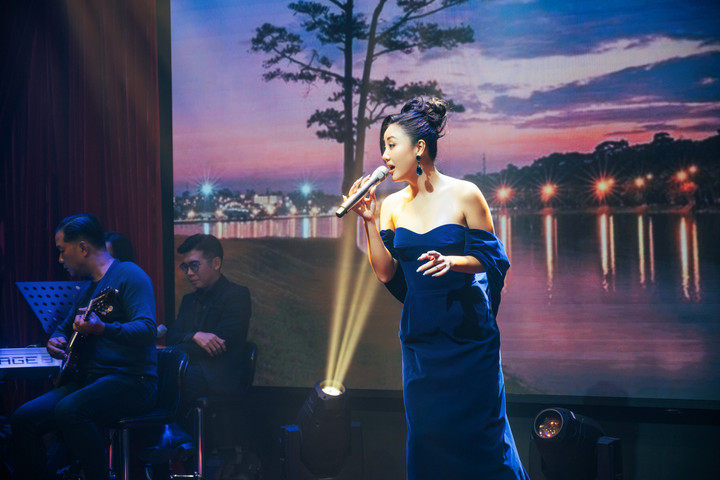 Nhạc sĩ Đức Huy tình tứ sánh đôi cùng vợ trẻ kém 44 tuổi - 11