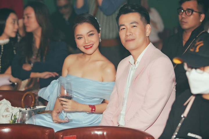 Nhạc sĩ Đức Huy tình tứ sánh đôi cùng vợ trẻ kém 44 tuổi - 13