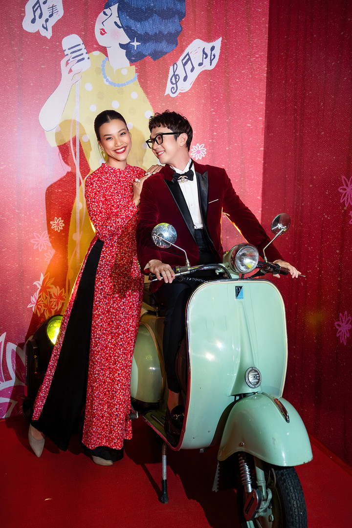 Nhạc sĩ Đức Huy tình tứ sánh đôi cùng vợ trẻ kém 44 tuổi - 6