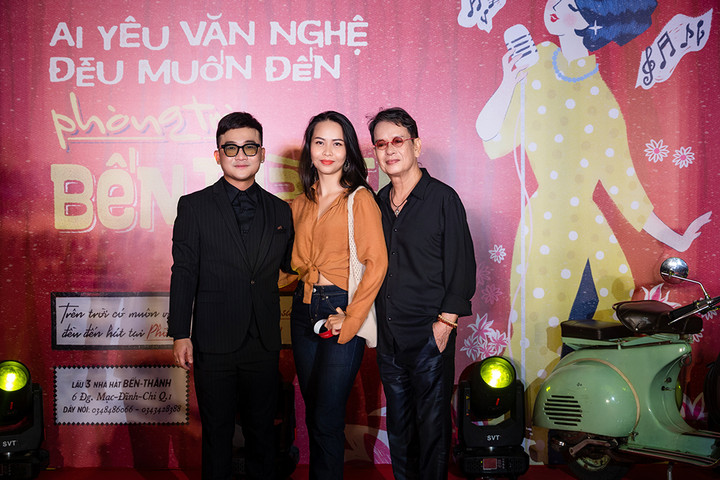 Nhạc sĩ Đức Huy tình tứ sánh đôi cùng vợ trẻ kém 44 tuổi - 2