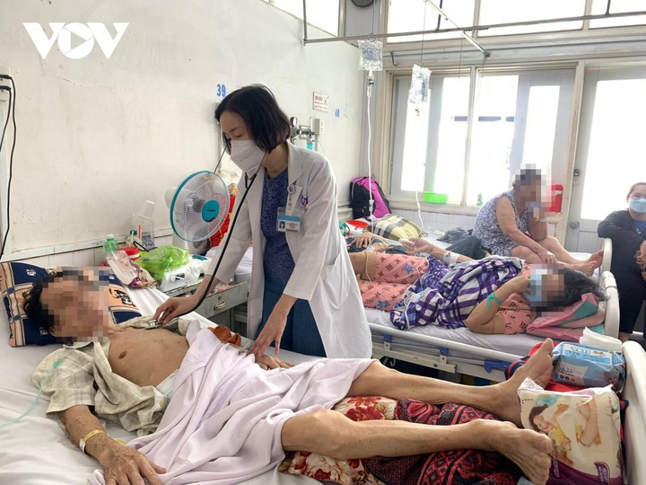 Bệnh viện TP.HCM quá tải vì bệnh hô hấp, bác sĩ lưu ý phát hiện sớm ca nặng - 2