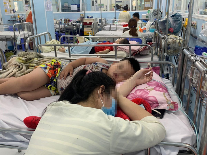 Bệnh viện TP.HCM quá tải vì bệnh hô hấp, bác sĩ lưu ý phát hiện sớm ca nặng - 1