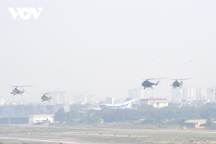 Tiêm kích Su-30MK2 trình diễn thả bẫy mồi nhiệt trên bầu trời thủ đô Hà Nội - 11