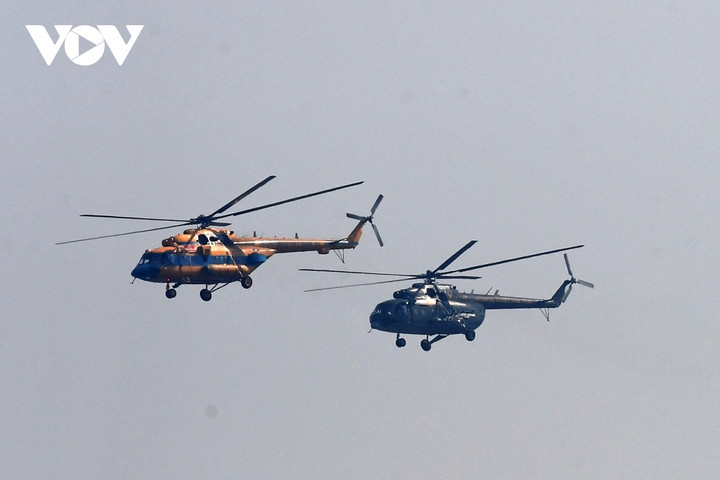 Tiêm kích Su-30MK2 trình diễn thả bẫy mồi nhiệt trên bầu trời thủ đô Hà Nội - 12