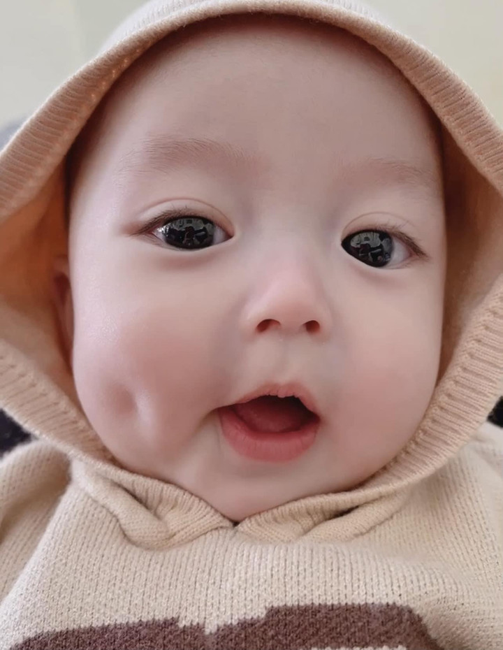 Bằng Kiều khoe loạt ảnh xinh như thiên thần của cậu con trai thứ tư - 1