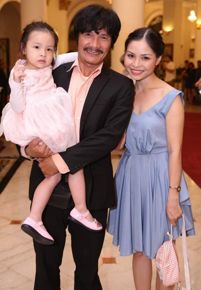 Điều ít biết về người vợ kín tiếng kém 22 tuổi của NSƯT Công Ninh