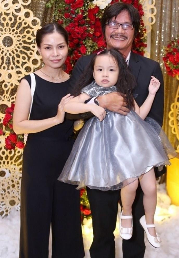 Điều ít biết về người vợ kín tiếng kém 22 tuổi của NSƯT Công Ninh