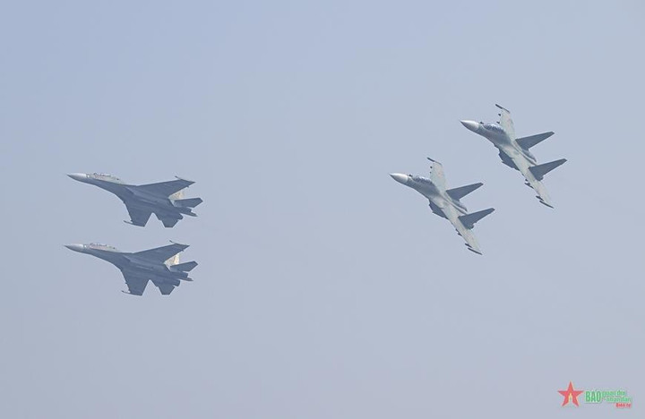 Máy bay chiến đấu Su-30MK2 và trực thăng Mi hợp luyện trên bầu trời Hà Nội - 6