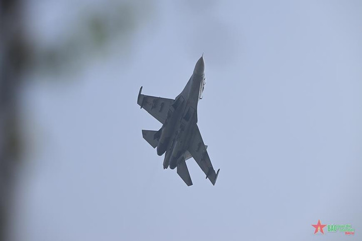 Máy bay chiến đấu Su-30MK2 và trực thăng Mi hợp luyện trên bầu trời Hà Nội - 8