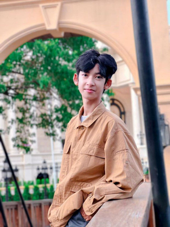 Cậu bé bán hàng rong nói 16 thứ tiếng 'lột xác' không ngờ sau 4 năm gây bão mạng - 1