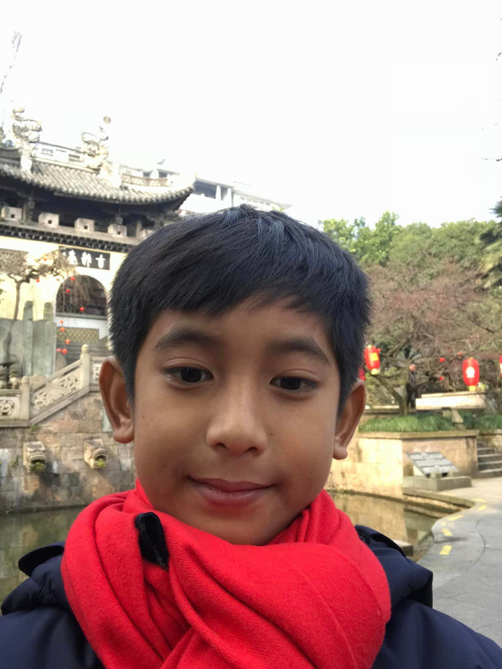 Cậu bé bán hàng rong nói 16 thứ tiếng 'lột xác' không ngờ sau 4 năm gây bão mạng - 3