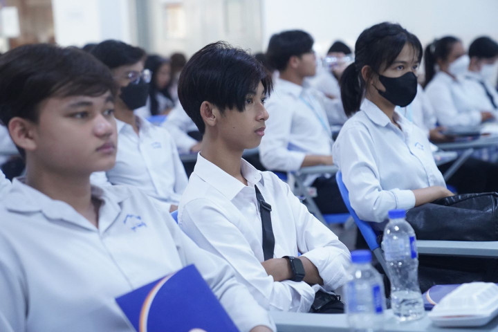 Cậu bé bán hàng rong nói 16 thứ tiếng 'lột xác' không ngờ sau 4 năm gây bão mạng - 5