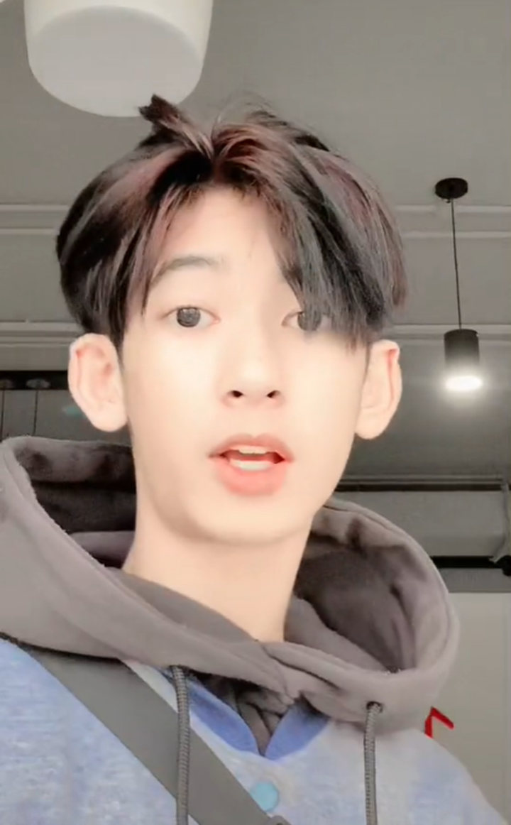 Cậu bé bán hàng rong nói 16 thứ tiếng 'lột xác' không ngờ sau 4 năm gây bão mạng - 7