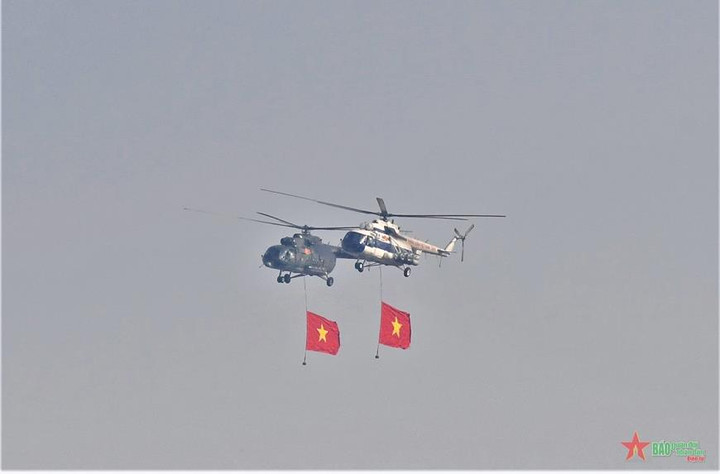 Máy bay chiến đấu Su-30MK2 và trực thăng Mi hợp luyện trên bầu trời Hà Nội - 3