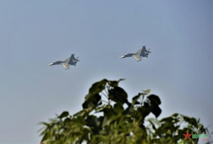 Máy bay chiến đấu Su-30MK2 và trực thăng Mi hợp luyện trên bầu trời Hà Nội - 9