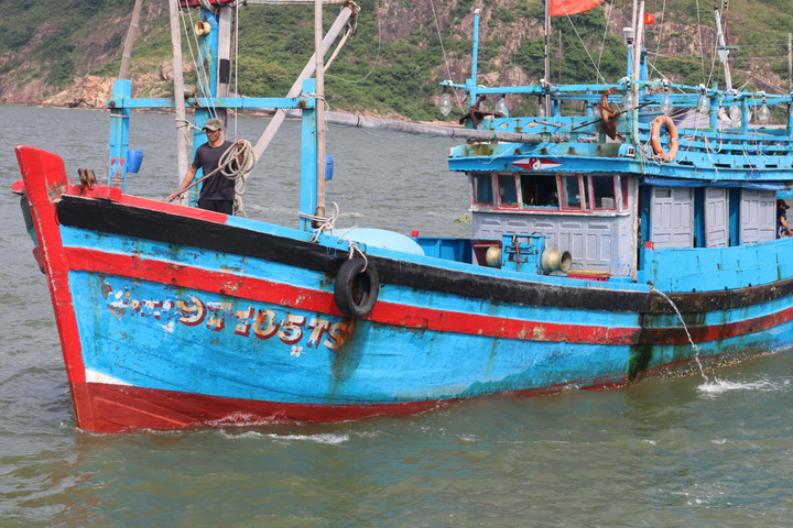 Đưa thi thể ngư dân Bình Định tử nạn trên biển vào đất liền - 1