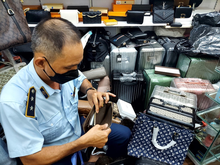 Bị kiểm tra, loạt gian hàng ở 'thiên đường mua sắm' Sài Gòn Square đóng cửa - 3