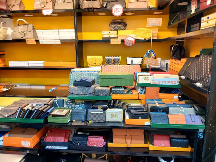 Bị kiểm tra, loạt gian hàng ở 'thiên đường mua sắm' Sài Gòn Square đóng cửa - 7