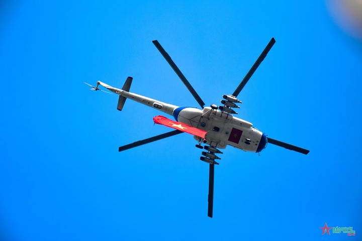 Máy bay chiến đấu Su-30MK2 và trực thăng Mi hợp luyện trên bầu trời Hà Nội - 4