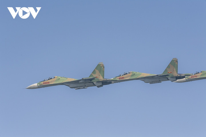 Trực thăng Mi mang Quốc kỳ và chiến đấu cơ Su-30 hợp luyện trên bầu trời Hà Nội - 11