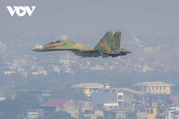 Trực thăng Mi mang Quốc kỳ và chiến đấu cơ Su-30 hợp luyện trên bầu trời Hà Nội - 8