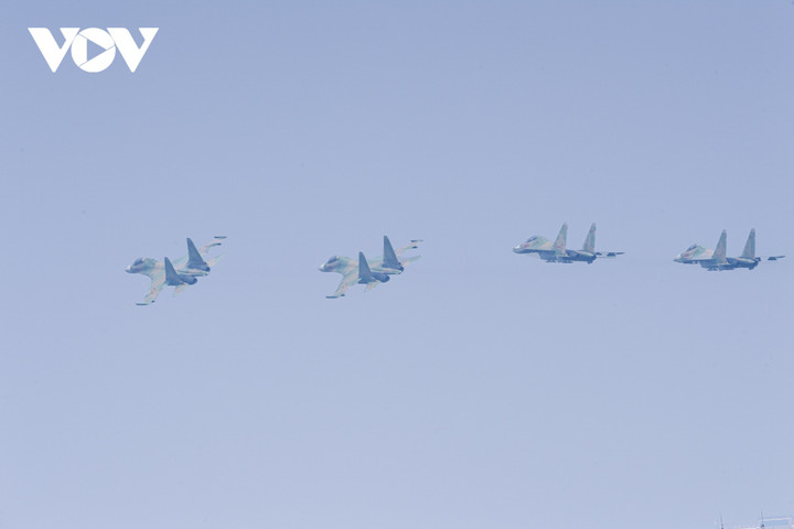 Trực thăng Mi mang Quốc kỳ và chiến đấu cơ Su-30 hợp luyện trên bầu trời Hà Nội - 6