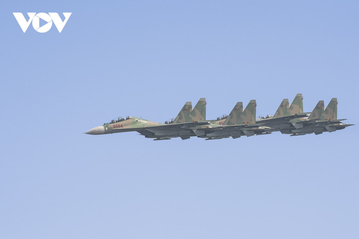 Trực thăng Mi mang Quốc kỳ và chiến đấu cơ Su-30 hợp luyện trên bầu trời Hà Nội - 7