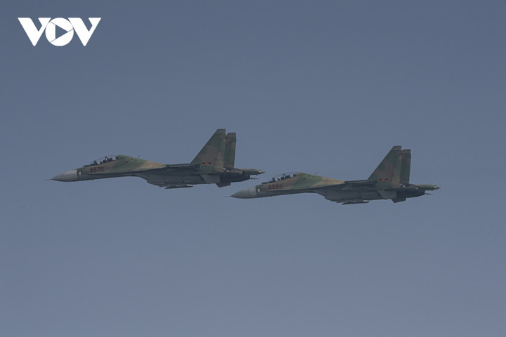 Trực thăng Mi mang Quốc kỳ và chiến đấu cơ Su-30 hợp luyện trên bầu trời Hà Nội - 9