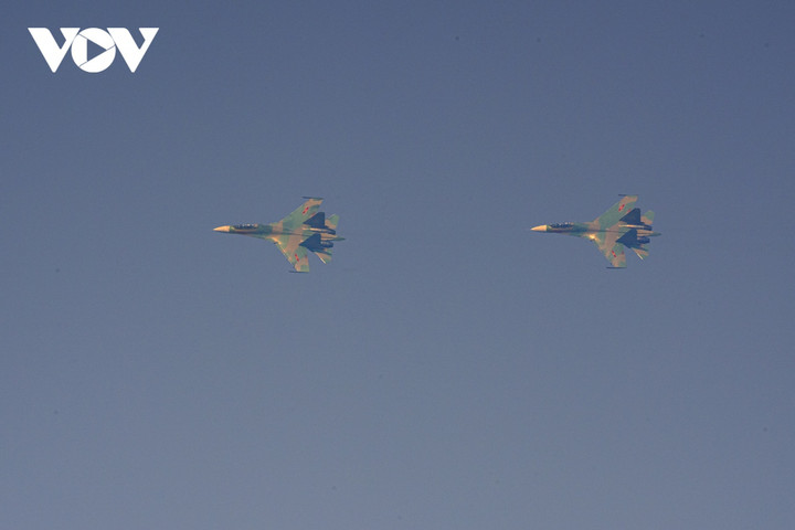 Trực thăng Mi mang Quốc kỳ và chiến đấu cơ Su-30 hợp luyện trên bầu trời Hà Nội - 10