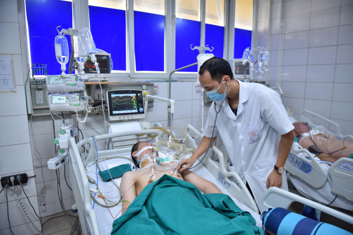 Nhiều phòng bệnh kín giường vì bệnh nhân sốt xuất huyết - 5