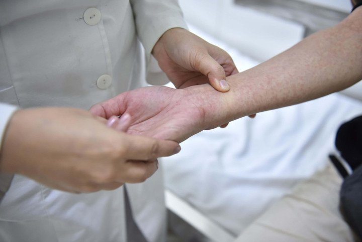 Nhiều phòng bệnh kín giường vì bệnh nhân sốt xuất huyết - 8