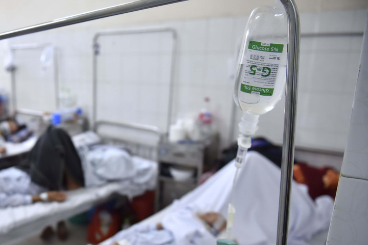 Nhiều phòng bệnh kín giường vì bệnh nhân sốt xuất huyết - 4