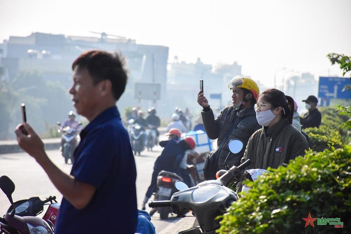 Máy bay chiến đấu Su-30MK2 và trực thăng Mi hợp luyện trên bầu trời Hà Nội - 11