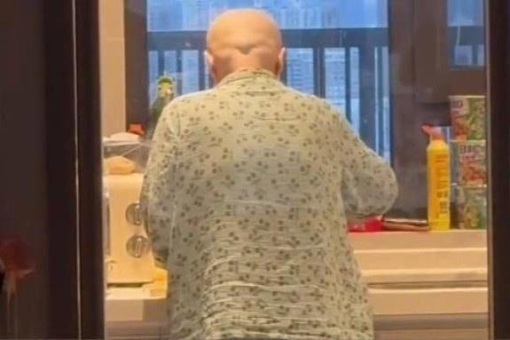 Người mẹ ung thư nấu bữa cơm cuối cùng cho con trước khi qua đời - 1