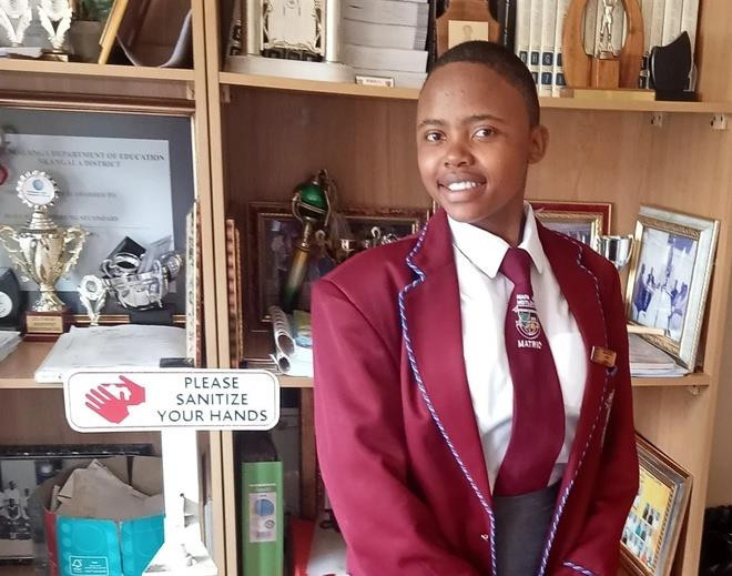 Nữ sinh lớp 12 đi bộ 32 km mỗi ngày để đến trường - 1