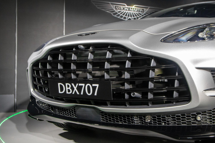 Siêu SUV thể thao Aston Martin DBX707 có giá từ 22 tỷ đồng - 6
