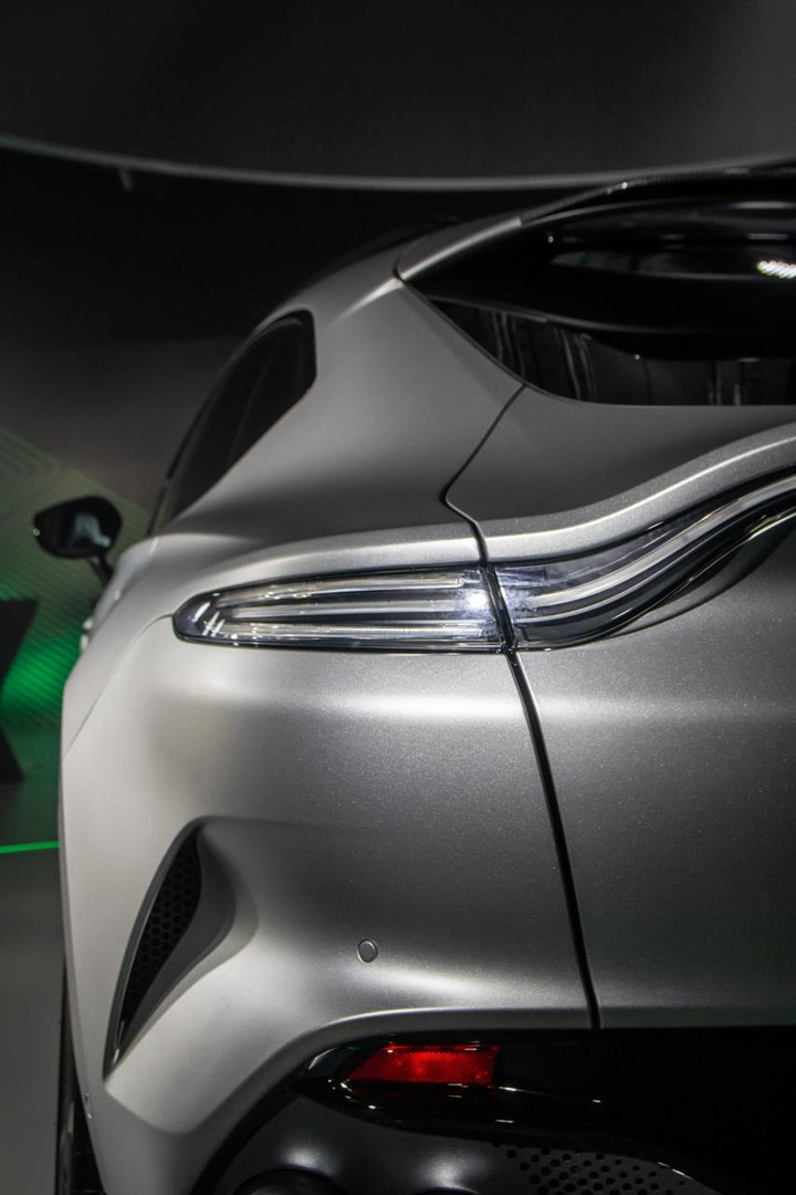 Siêu SUV thể thao Aston Martin DBX707 có giá từ 22 tỷ đồng - 3