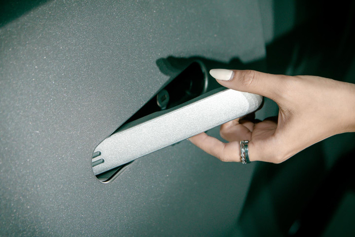 Siêu SUV thể thao Aston Martin DBX707 có giá từ 22 tỷ đồng - 12