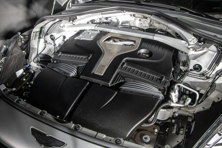 Siêu SUV thể thao Aston Martin DBX707 có giá từ 22 tỷ đồng - 25