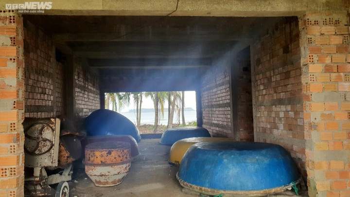 Cận cảnh khu du lịch 75 tỷ đồng sau 17 năm chỉ xây khách sạn 2 tầng rồi bỏ hoang - 7