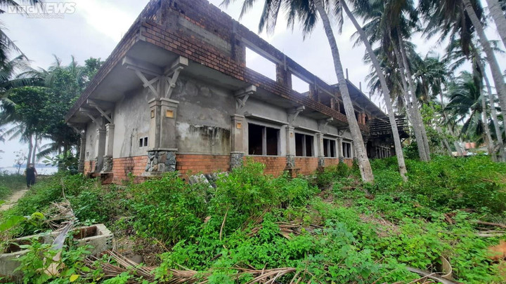 Cận cảnh khu du lịch 75 tỷ đồng sau 17 năm chỉ xây khách sạn 2 tầng rồi bỏ hoang - 3