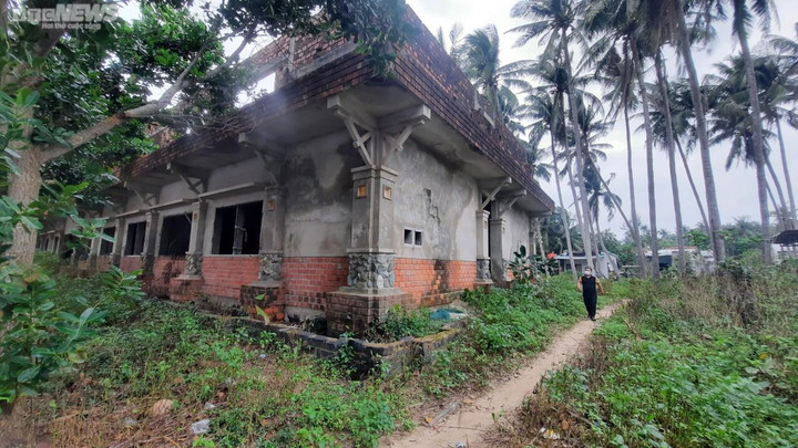 Cận cảnh khu du lịch 75 tỷ đồng sau 17 năm chỉ xây khách sạn 2 tầng rồi bỏ hoang - 5