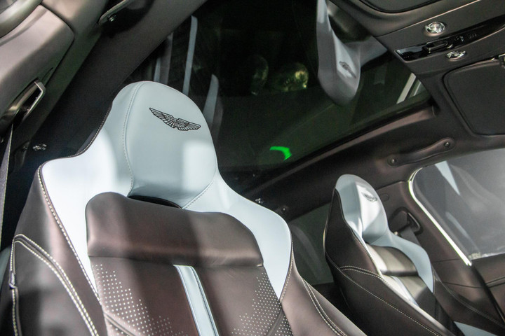 Siêu SUV thể thao Aston Martin DBX707 có giá từ 22 tỷ đồng - 17