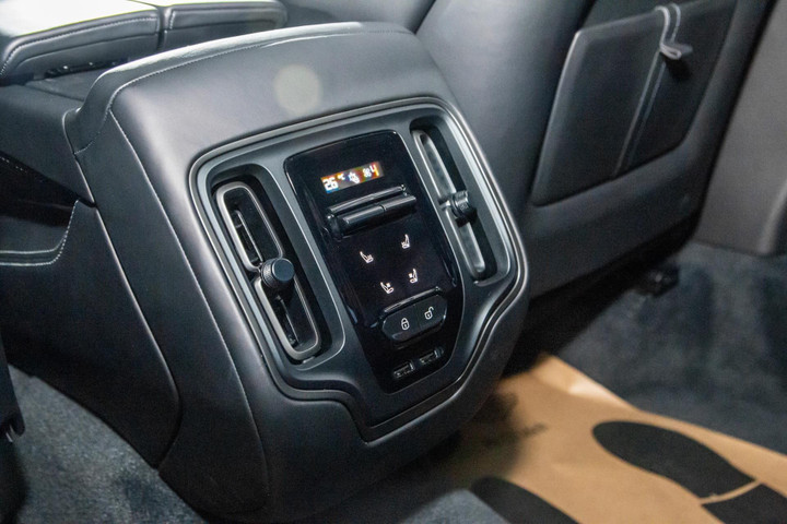 Siêu SUV thể thao Aston Martin DBX707 có giá từ 22 tỷ đồng - 23