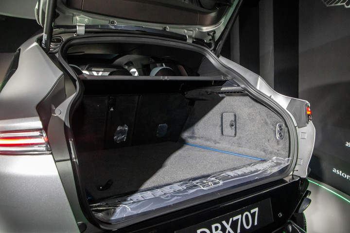 Siêu SUV thể thao Aston Martin DBX707 có giá từ 22 tỷ đồng - 24