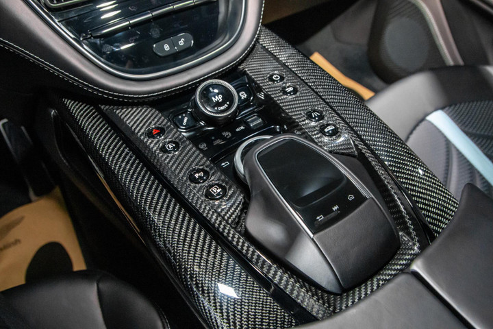 Siêu SUV thể thao Aston Martin DBX707 có giá từ 22 tỷ đồng - 16