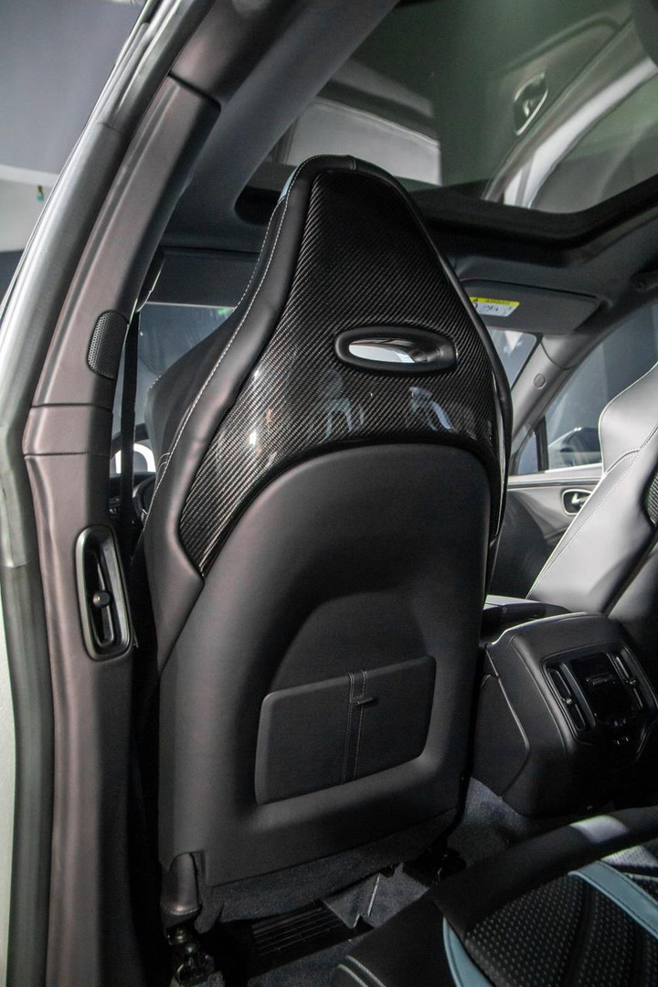 Siêu SUV thể thao Aston Martin DBX707 có giá từ 22 tỷ đồng - 21