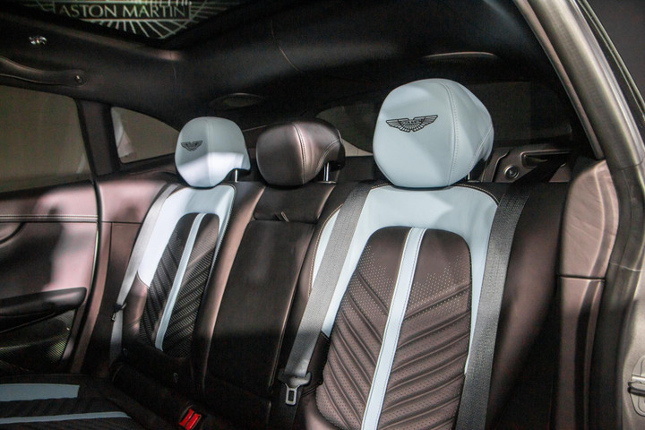 Siêu SUV thể thao Aston Martin DBX707 có giá từ 22 tỷ đồng - 20