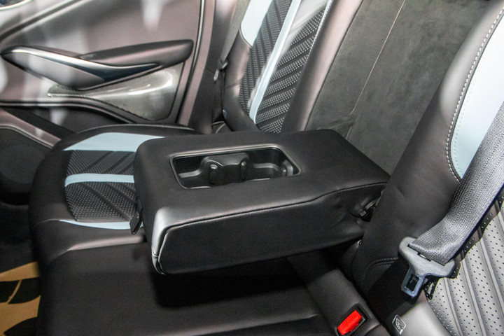 Siêu SUV thể thao Aston Martin DBX707 có giá từ 22 tỷ đồng - 22