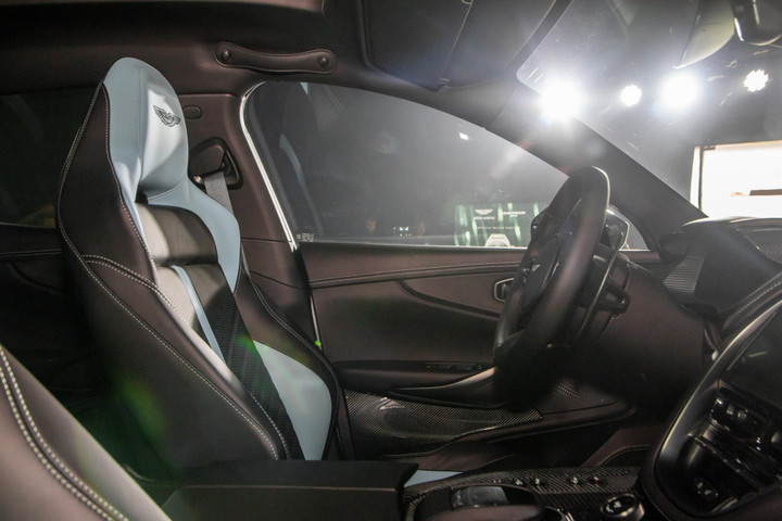 Siêu SUV thể thao Aston Martin DBX707 có giá từ 22 tỷ đồng - 19
